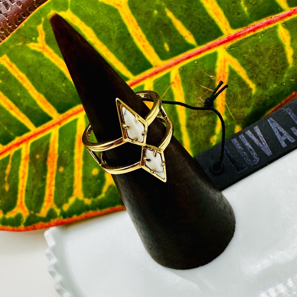 Luv Aj Ring 🌜
Gold & Marble Stone
Size 5.5